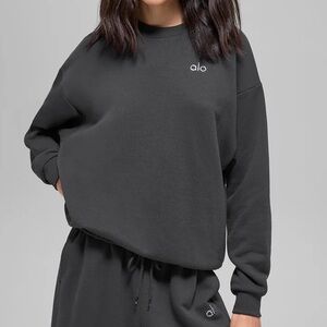 Alo Yoga Accolade Crew Neck in Anthracite